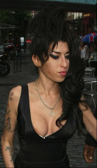 A Highly Buzzed Amy Winehouse Doing The Upskirt And Nip
